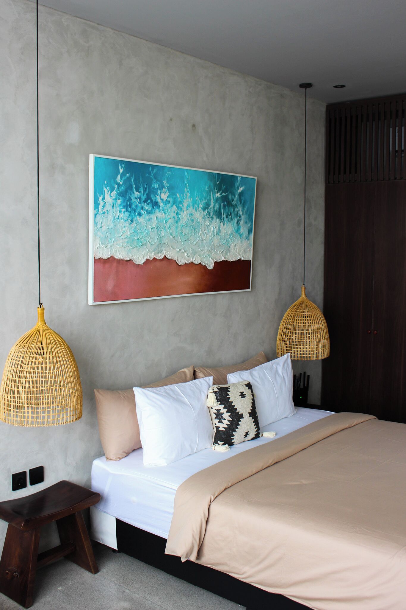 Iron/ironing board, WiFi, bed sheets