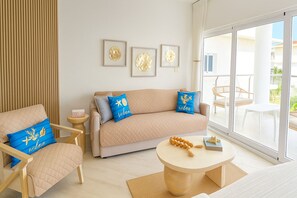 Smart TV, ping pong - ELECT. INCLUDED, Playa Coral Bright Beachfront  2/2 apartment /20 min from PUJ (Punta Cana)