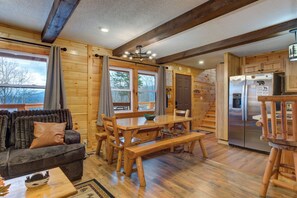 Dining - Honey Bear Lodge, 4BR Family Cabin, Hot Tub, Views, Seasonal Resort Pool (Gatlinburg)