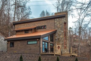 Exterior - Nestled in the heart of Gatlinburg, "Waterfalls and Wildflowers" offers a serene (Gatlinburg)