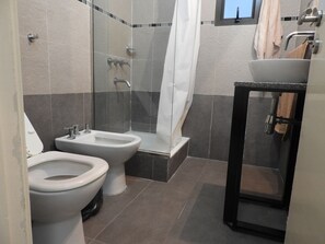 Departamento Premium | Baño | Regadera, regadera tipo lluvia, toallas, jabón 