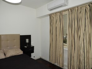 Espacio para trabajar con laptop y wifi gratis 