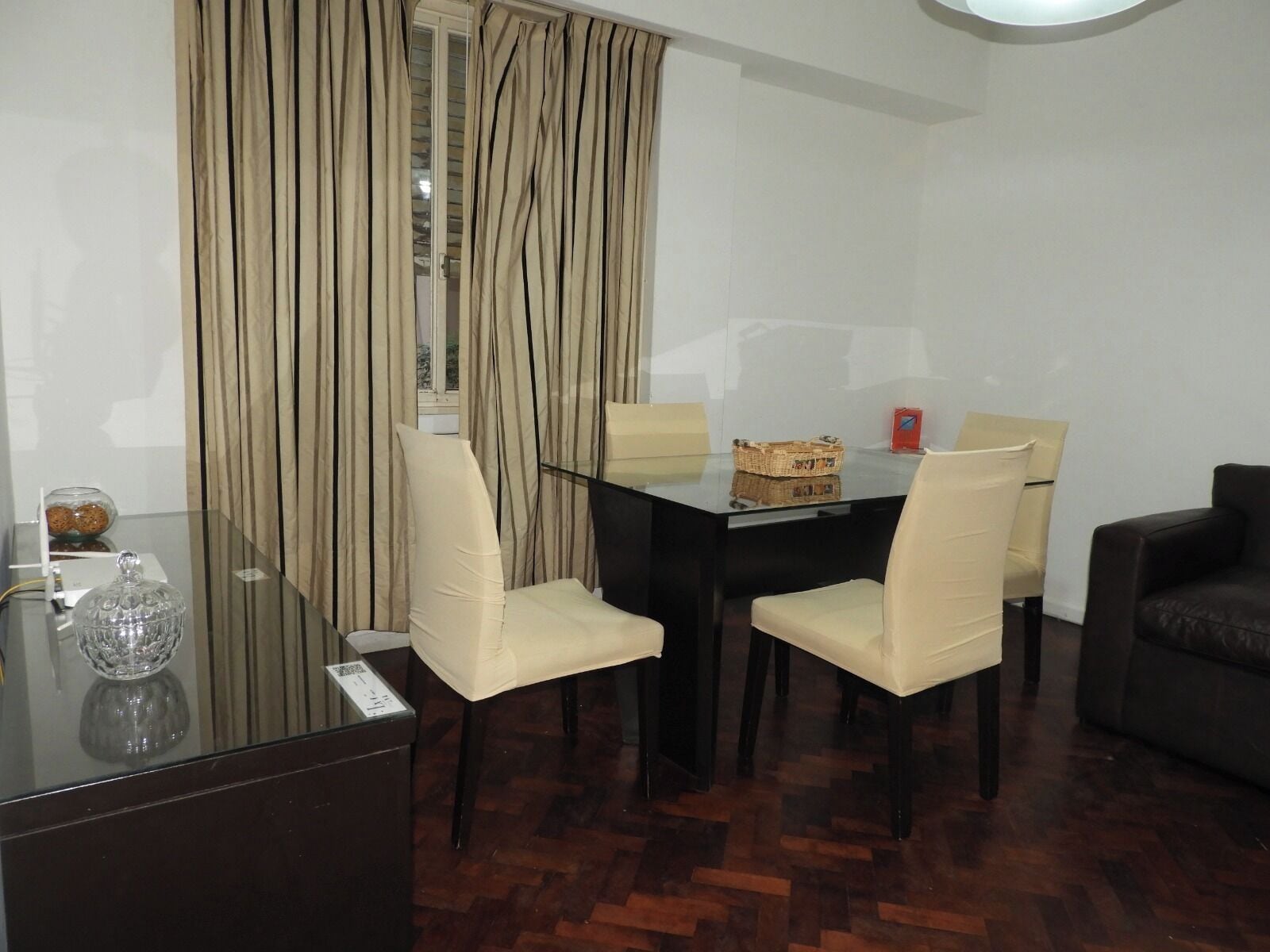 Apartamento Premium | Zona de estar | Smart TV de 32 pulgadas con canales digitales, servicios de streaming