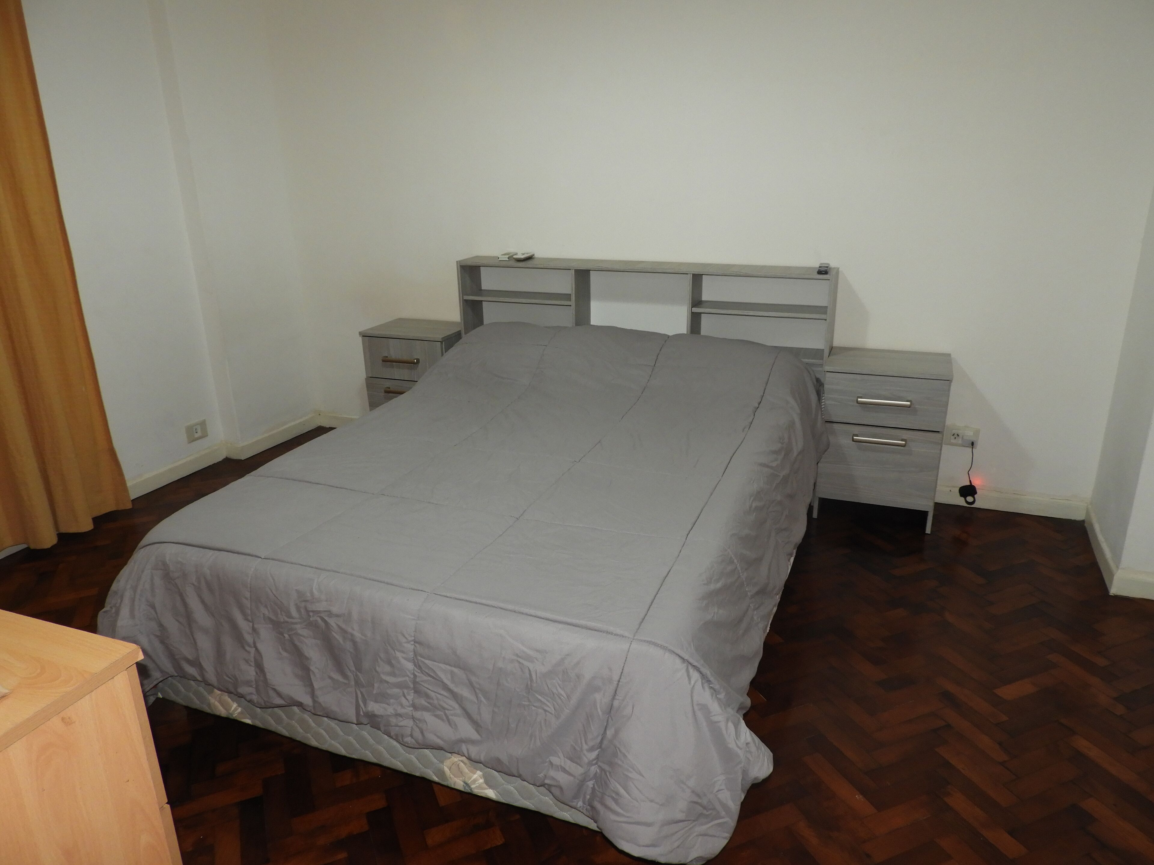 Espacio para trabajar con laptop y wifi gratis 