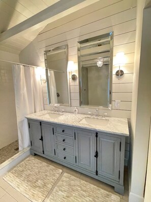 Shower, hair dryer, towels, soap - Cozy 1BR in Pinecraft • 10 Min to Sarasota Fun (Sarasota)