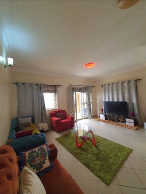 Living area - Enjoy city and lake view in soothing Kampala high class neighborhood (Kampala)