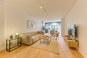 TV - Designer loft 5 minutes from Paris with parking (Bagnolet)