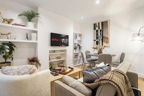 Living area - Prime Apartment in Hyde Park with patio (London)