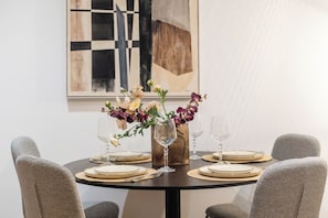 Dining - Prime Apartment in Hyde Park with patio (London)
