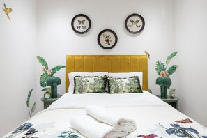 Iron/ironing board, WiFi, bed sheets - Prime Apartment in Hyde Park with patio (London)
