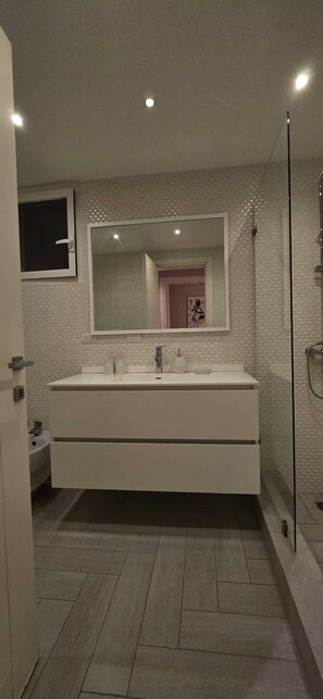 Shower, hair dryer, bidet, towels - Luxury Apartment Tracadero 2 Bedrooms Sea Pools access, Private Garden Workspace (Dominicus, Bayahibe)
