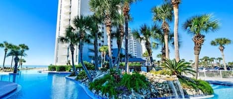 Una piscina al aire libre, una piscina climatizada