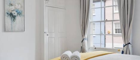 Tabla de planchar con plancha, wifi, ropa de cama