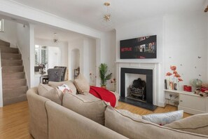 Living area - Kensington Two Bedroom House (London)