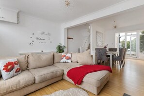 Living area - Kensington Two Bedroom House (London)