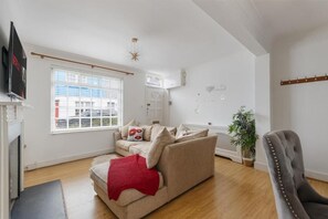 Living area - Kensington Two Bedroom House (London)
