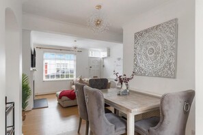Dining - Kensington Two Bedroom House (London)
