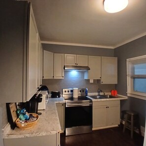Private kitchen - Enjoyable 3-bedroom bungalow centally located - near downtown and coliiseum (Greensboro)