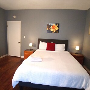 Iron/ironing board, WiFi, bed sheets - Enjoyable 3-bedroom bungalow centally located - near downtown and coliiseum (Greensboro)