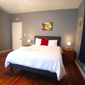 Iron/ironing board, WiFi, bed sheets - Enjoyable 3-bedroom bungalow centally located - near downtown and coliiseum (Greensboro)