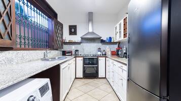 Microwave, oven, stovetop, cookware/dishes/utensils