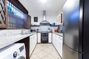 Microwave, oven, kompor, dan peralatan masak/sendok-piring