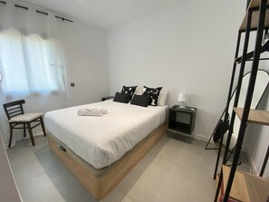 4 bedrooms, individually furnished - Vilanova Beach Villa for 8 (Vilanova I la Geltru)