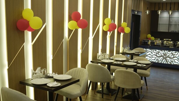 Un restaurant doté de plusieurs tables, de chaises et d’un comptoir.