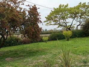 Property grounds - Cosy first-floor apartment in the countryside - private parking (Fontaines-d'Ozillac)