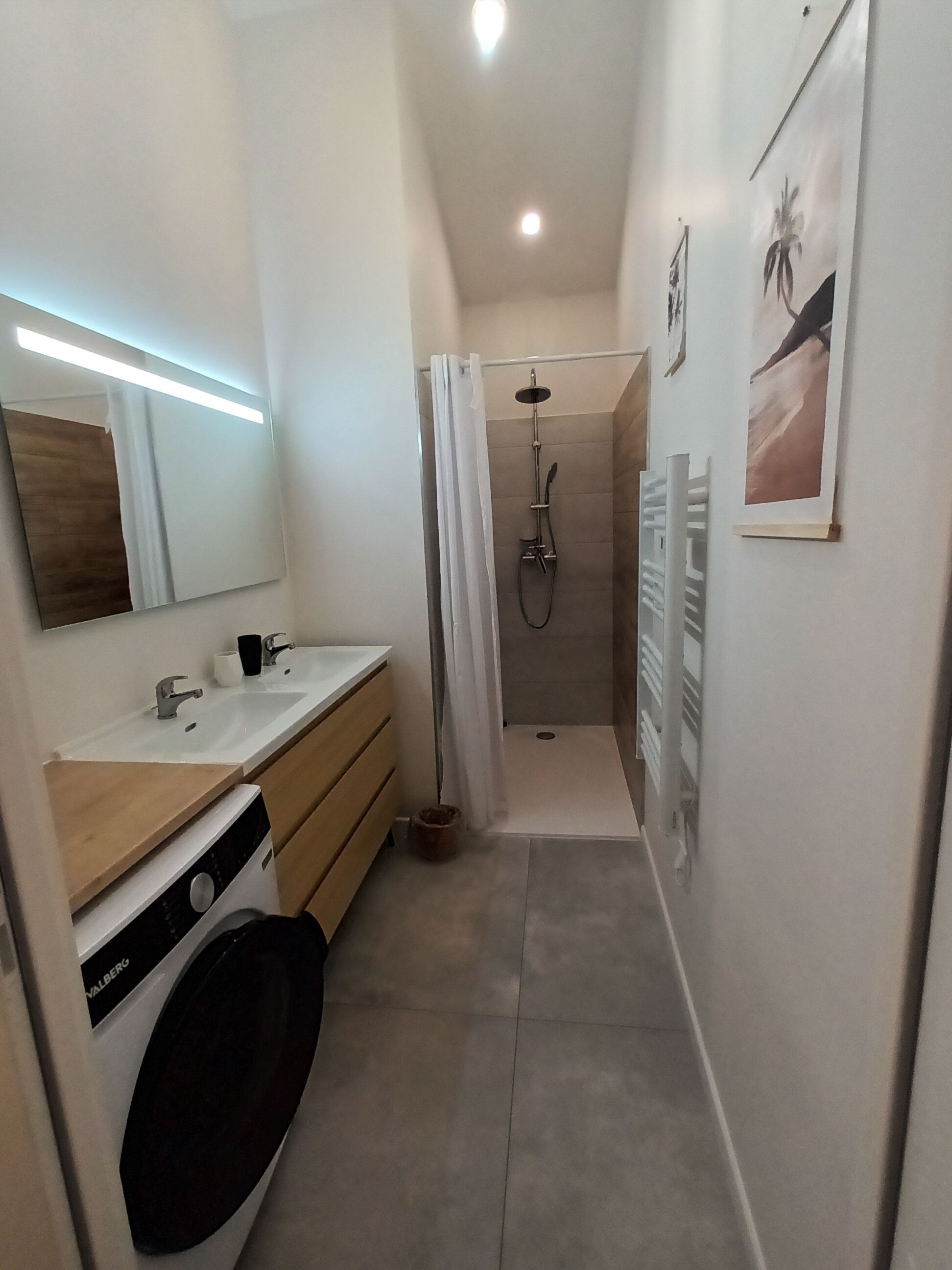 Haartrockner, Handtücher, Toilettenpapier