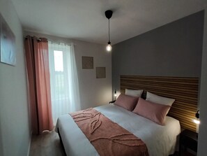 2 soverom, strykejern/-brett, reiseseng for barn og wi-fi (inkludert)