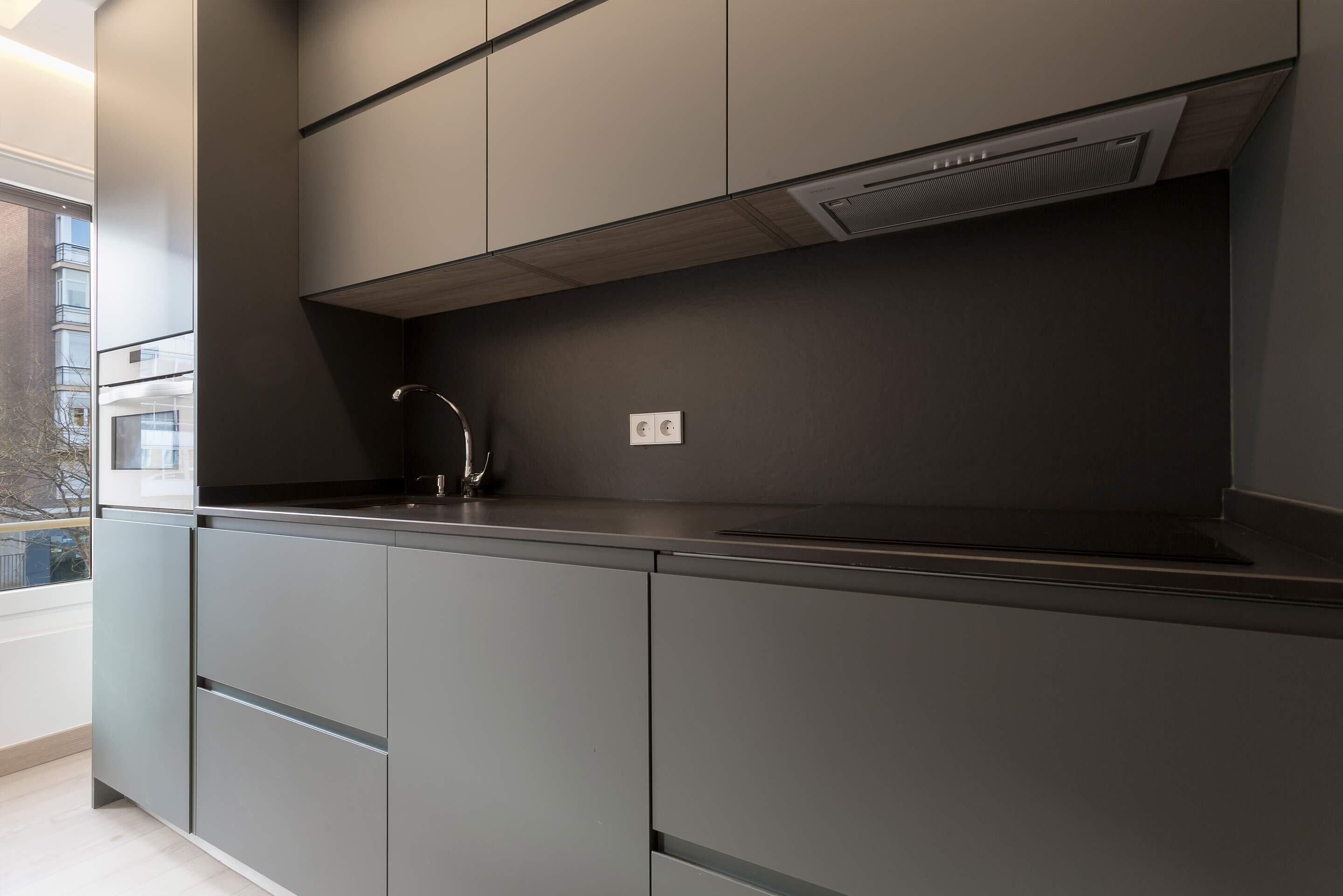 Een koelkast, een microgolfoven, een oven, een vaatwasser