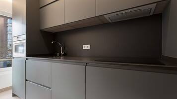 Een koelkast, een microgolfoven, een oven, een vaatwasser