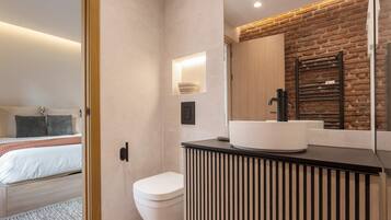 Een douche, een haardroger, handdoeken