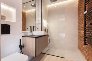 Shower, hair dryer, towels - Spectacular apartment in Madrid. Concha Espina I (Madrid)