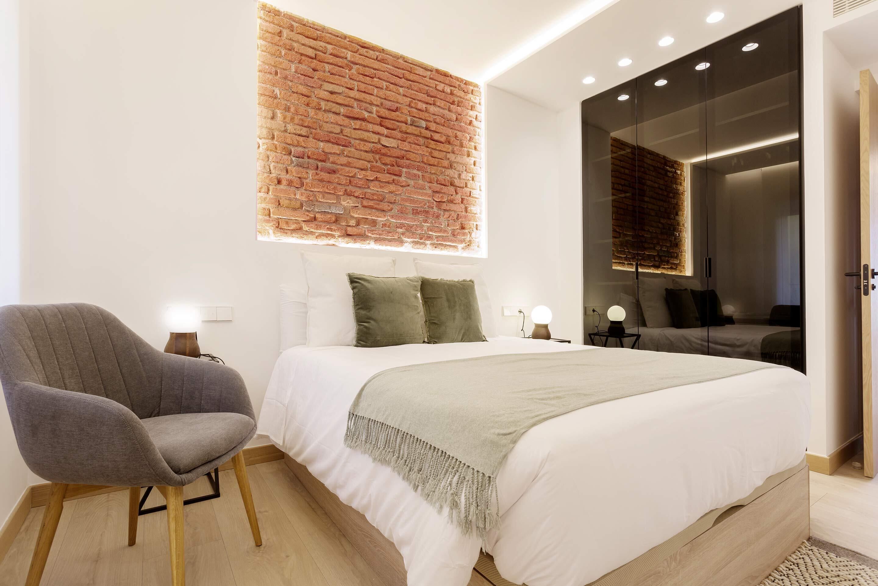 Een strijkplank/strijkijzer, wifi, beddengoed