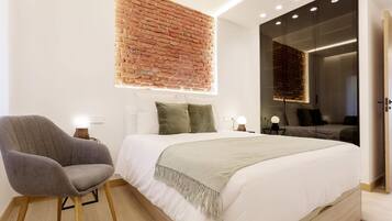 Een strijkplank/strijkijzer, wifi, beddengoed