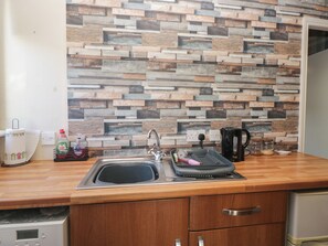 Cookware/dishes/utensils - Beechtree Lodge 56 (Denny)