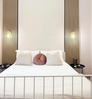 1 chambre, bureau, fer et planche à repasser, lit de bébé portatif