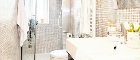 Dusche, Haartrockner, Bidet, Handtücher