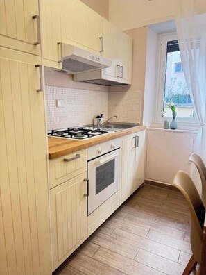 Fridge, oven, stovetop, coffee/tea maker - Vatican Exclusive Suite: Style, relaxation and comfort just steps from St. Peter's (Roma)