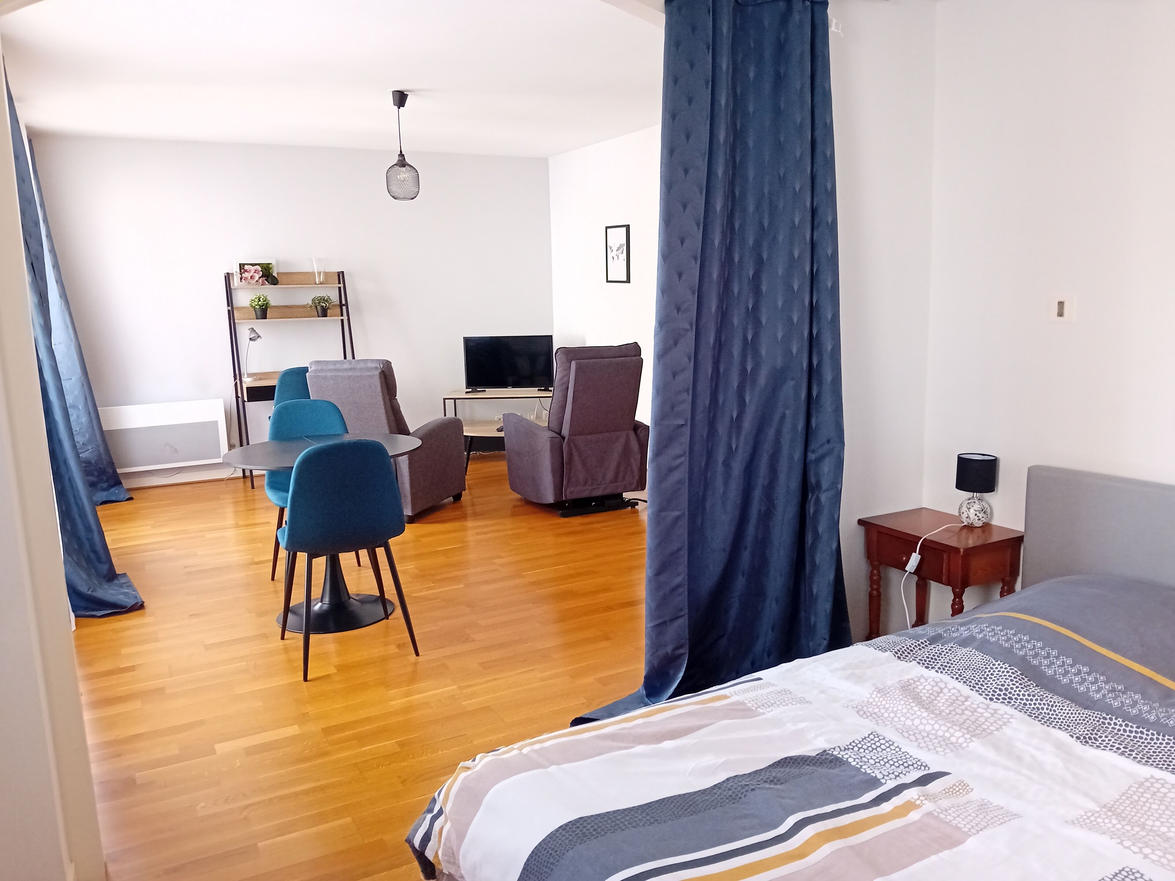 Een strijkplank/strijkijzer, wifi, beddengoed