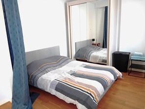 Tabla de planchar con plancha, wifi y ropa de cama 