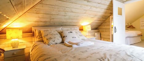 2 Schlafzimmer, individuell dekoriert, individuell eingerichtet