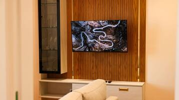 Una televisión, una oficina