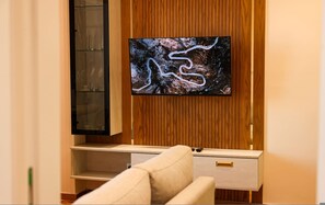 Een televisie en een kantoor