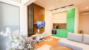 Una televisión, una oficina