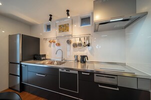 Refrigerador con freezer, microondas, placa de cocina