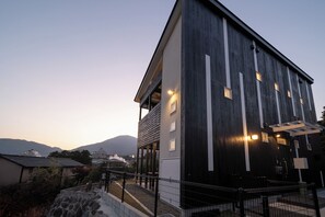 المنشأة من الخارج