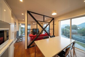 تناول الطعام داخل الغرفة